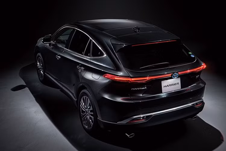 Cảnh báo lệch làn trên Toyota Harrier 2025 thế hệ mới đã được bổ sung tính năng can thiệp chủ động, trong khi cảnh báo điểm mù nay tích hợp thêm hỗ trợ mở cửa an toàn Safe Exit Assist.