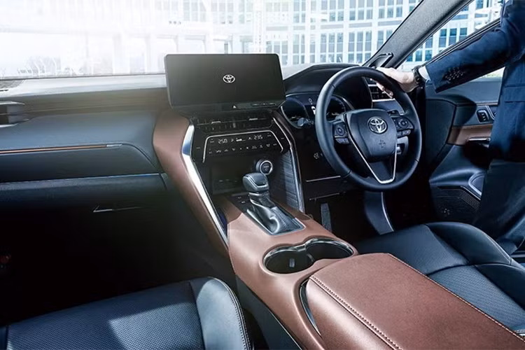 Harrier 2025 lần đầu tiên có hệ thống Professional Driving Assist – hỗ trợ đánh lái và phanh nhẹ trong tình huống giao thông phức tạp, giúp nâng cao sự an toàn và thoải mái khi lái xe trong đô thị.