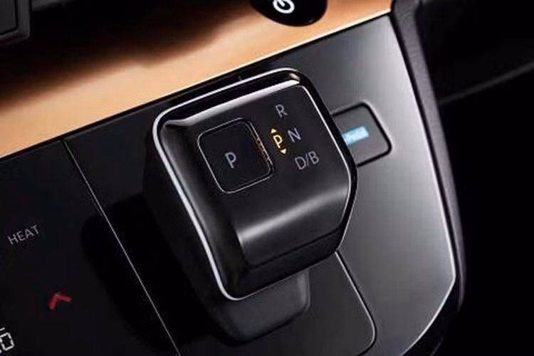 Các nhà thiết kế của Nissan dường như không điều chỉnh bảng đồng hồ kỹ thuật số 7 inch và màn hình thông tin giải trí dạng cảm ứng 9 inch của xe. Thay vào đó, họ chỉ di dời cổng USB Type-C trên cụm điều khiển trung tâm xuống vị trí thấp hơn.