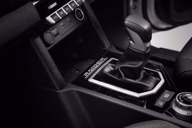 Thay đổi đáng chú ý nhất nằm ở hệ thống treo. Premcar đã tinh chỉnh với giảm chấn trước độc quyền, kết hợp lò xo trước mới và các điểm chặn hành trình được điều chỉnh lại. Kết hợp với lốp Bridgestone Dueler A/T 002 kích thước 285/60, cấu hình này giúp xe tăng khoảng sáng gầm thêm 25 mm ở phía trước và 15 mm ở phía sau.