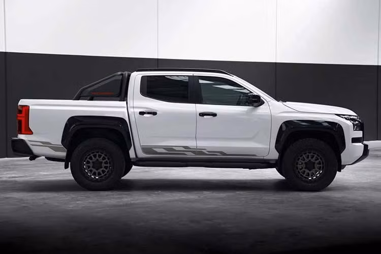 Bên ngoài, Mitsubishi Triton Raider nổi bật hơn so với các phiên bản khác của dòng xe bán tải này nhờ bộ mâm ROH 18 inch sơn màu đồng Brushed Bronze và tấm ốp bảo vệ gầm phía trước sơn đỏ. Thêm vào đó là logo mạ crôm trên lưới tản nhiệt, các chi tiết màu xám Dark Warm Grey trên cản trước/sau, đề-can Sandstorm và ốp bảo vệ hai bên sườn cùng thanh thể thao phía sau với điểm nhấn màu đỏ.