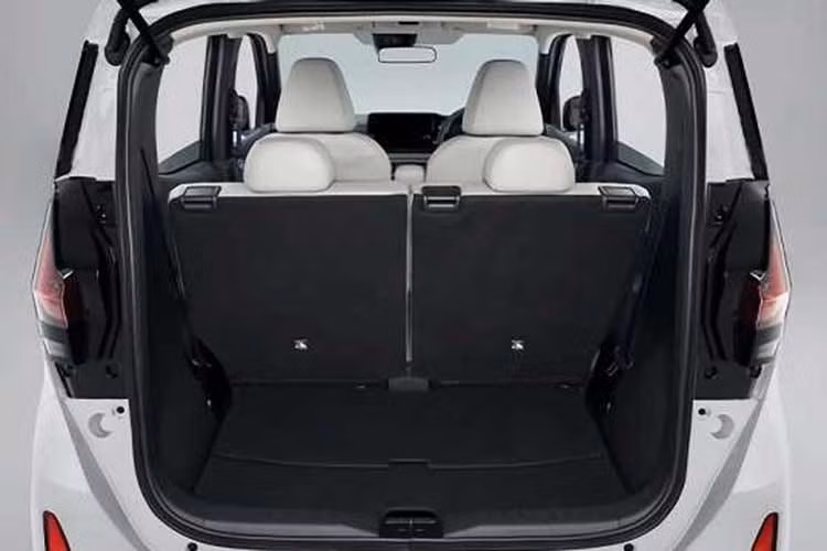 Dự kiến, Nissan Sakura 2026 sẽ không thay đổi nhiều về kích thước. Xe sẽ có thông số dài, rộng, cao lần lượt tương ứng 3.395 x 1.475 x 1.655 mm, trục cơ sở 2.495 mm với bán kính quay vòng 4.8 giúp dễ dàng di chuyển trong những con phố nhỏ.