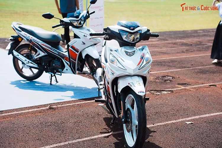 Mẫu xe máy số Honda Dash 125 đã cập nhật phiên bản mới dành cho năm 2026 tại thị trường Đông Nam Á. Khác với hầu hết các dòng xe máy số 125 phân khối đang phân phối tại Việt Nam, Honda Dash 125 2026 là mẫu xe do Boon Siew Honda - Công ty liên doanh giữa Honda và đối tác tại Malaysia sản xuất.