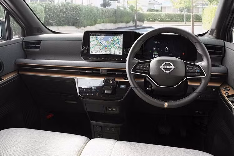 Cụm đèn pha LED của Nissan Sakura 2026 được giữ nguyên, tương tự khu vực sườn xe. Ở phía sau, thiết kế tổng thể gần như không thay đổi. Bảng màu của mẫu xe kei car thuần điện "bán chạy như tôm tươi" này được bổ sung lựa chọn mới là hồng Minamono Sakura, lấy cảm hứng từ hoa anh đào trôi trên mặt nước.