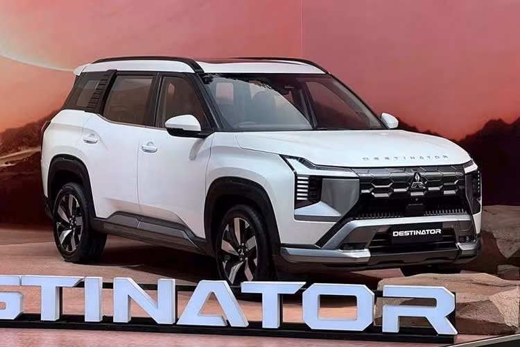 Mitsubishi Destinator: 2.994 xe ﻿Với 2.994 xe bán ra, Mitsubishi Destinator tiếp tục đóng góp vào dải sản phẩm đa dạng của hãng Nhật. Mức giá từ 780 đến 855 triệu đồng đặt mẫu xe này vào nhóm khách hàng cần sự cân bằng giữa chi phí và tiện nghi. Sự ổn định về doanh số cho thấy chiến lược sản phẩm của Mitsubishi đang phát huy hiệu quả rõ rệt.