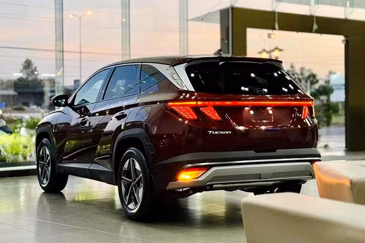 Hiện Hyundai tại Việt Nam đã bắt đầu nhận đặt cọc cho phiên bản hybrid của Hyundai Tucson, với mức giá dự kiến khoảng trên 1 tỷ đồng. Theo thông tin từ hệ thống phân phối, mẫu SUV này nhiều khả năng sẽ được giới thiệu tới người dùng Việt vào khoảng tháng 6/2026.