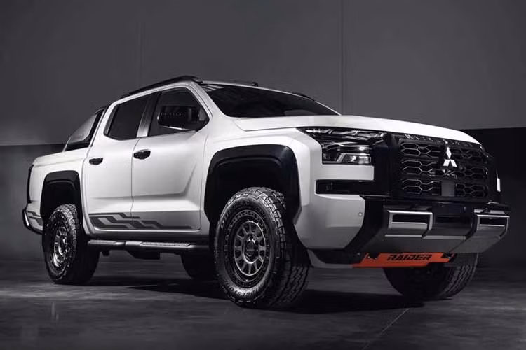 Mitsubishi đang tận dụng nhu cầu ngày càng cao đối với các mẫu xe bán tải mạnh mẽ, sẵn sàng chạy off-road tại thị trường Úc với biến thể mới nhất của Triton mang tên Raider. Dù vẫn chưa đi xa đến mức trở thành một mẫu xe đua sa mạc thực thụ nhưng Mitsubishi Triton Raider 2026 vẫn gây ấn tượng về mặt thiết kế và trang bị. Được Mitsubishi phát triển cùng Premcar, Triton Raider sở hữu hệ thống treo nâng cấp, bộ mâm mới và ốp bảo vệ gầm bổ sung.