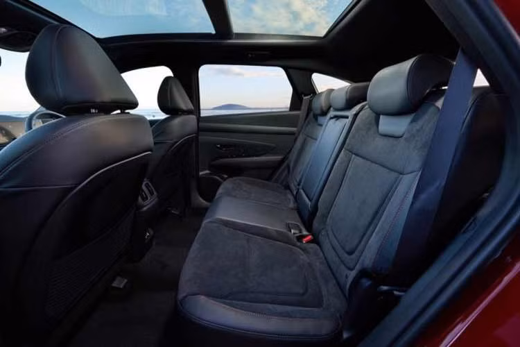 Không gian nội thất nổi bật với màn hình kép, bảng đồng hồ kỹ thuật số và hệ thống giải trí trung tâm hiện đại. Tại một số thị trường, Tucson Hybrid được trang bị gói công nghệ hỗ trợ lái nâng cao với nhiều tính năng như kiểm soát hành trình thích ứng, hỗ trợ giữ làn, cảnh báo điểm mù hay phanh khẩn cấp tự động.