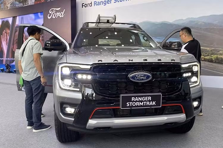 Ford Ranger: 4.112 xe ﻿Ford Ranger tiếp tục duy trì vị thế quen thuộc trong phân khúc bán tải với 4.112 xe bán ra. Dải giá từ 665 triệu đến hơn 1 tỷ đồng giúp mẫu xe này đáp ứng đa dạng nhu cầu, từ sử dụng cá nhân đến phục vụ công việc. Không chỉ đơn thuần là phương tiện di chuyển, Ranger dần được định vị như một mẫu xe đa dụng, vừa phục vụ công việc vừa đáp ứng nhu cầu trải nghiệm.