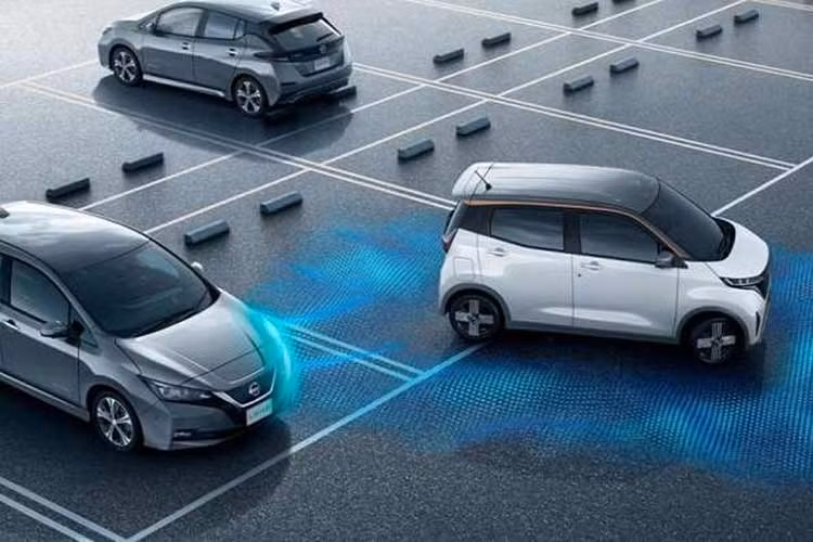 Phiên bản nâng cấp của Nissan Sakura dự kiến sẽ được bán tại thị trường Nhật Bản trong vài tuần tới. Giá bán của xe hiện vẫn chưa được công bố. Trong khi đó, phiên bản hiện hành có giá khởi điểm từ 2.599.300-3.082.200 Yên (khoảng 520-616 triệu đồng).