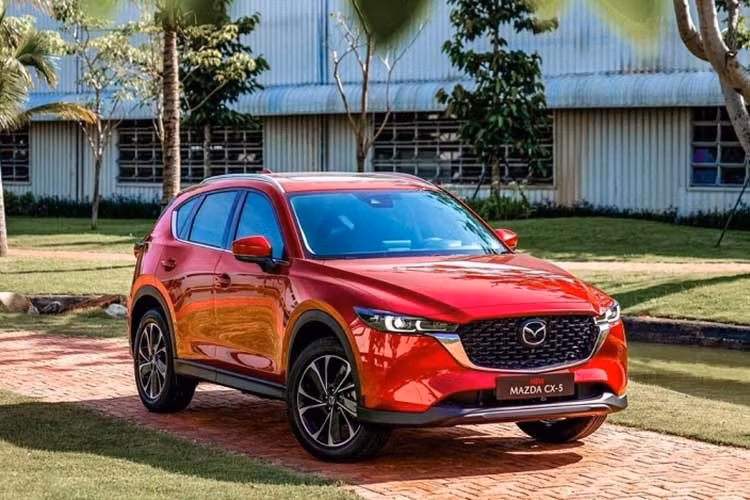 Mazda CX-5: 4.643 xe ﻿Mazda CX-5 dẫn đầu toàn thị trường với 4.643 xe bán ra trong quý I. Mẫu C-SUV này duy trì sức hút nhờ thiết kế hiện đại, trang bị tiện nghi và dải giá từ 749 triệu đến 979 triệu đồng. Kết quả này phản ánh xu hướng người dùng tiếp tục ưu tiên các mẫu SUV đô thị cỡ trung, nơi CX-5 đang có lợi thế về sự cân bằng giữa chi phí và trải nghiệm sử dụng.