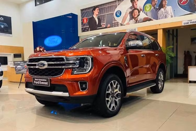 Ford Everest: 3.580 xe ﻿Với 3.580 xe bán ra, Ford Everest tiếp tục khẳng định sức hút trong phân khúc SUV 7 chỗ. Mức giá từ 1,099 đến 1,545 tỷ đồng đặt mẫu xe này vào nhóm khách hàng có nhu cầu cao hơn về không gian và khả năng vận hành. Everest không hướng đến số đông, nhưng vẫn duy trì doanh số ổn định nhờ định vị rõ ràng và tập khách hàng riêng biệt.