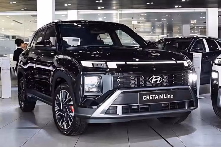 Hyundai Creta: 2.616 xe ﻿Hyundai Creta là mẫu xe Hàn Quốc duy nhất xuất hiện trong top 10 với doanh số 2.616 xe. Xe có giá bán từ 599 triệu đến 715 triệu đồng, cạnh tranh trực tiếp với các đối thủ Nhật Bản trong phân khúc SUV đô thị. Việc chỉ còn một đại diện Hyundai và không có Kia trong danh sách cho thấy sự suy giảm đáng kể của nhóm xe Hàn trong giai đoạn đầu năm, khi người tiêu dùng có xu hướng chuyển sang các thương hiệu Nhật hoặc Mỹ.