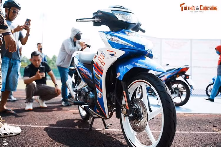 Ngoại hình xe được tạo dáng bằng những đường gân góc cạnh, liên kết liền lạc các chi tiết. Riêng phần đầu xe có thêm ốp mặt nạ chắn gió, đặt ngay trên cụm đèn pha LED. So với bản tiền nhiệm từng về Việt Nam vào năm ngoái, Honda Dash 125 2026 về cơ bản giữ nguyên kiểu dáng, kích thước thiết kế cũng như trang bị, tính năng.