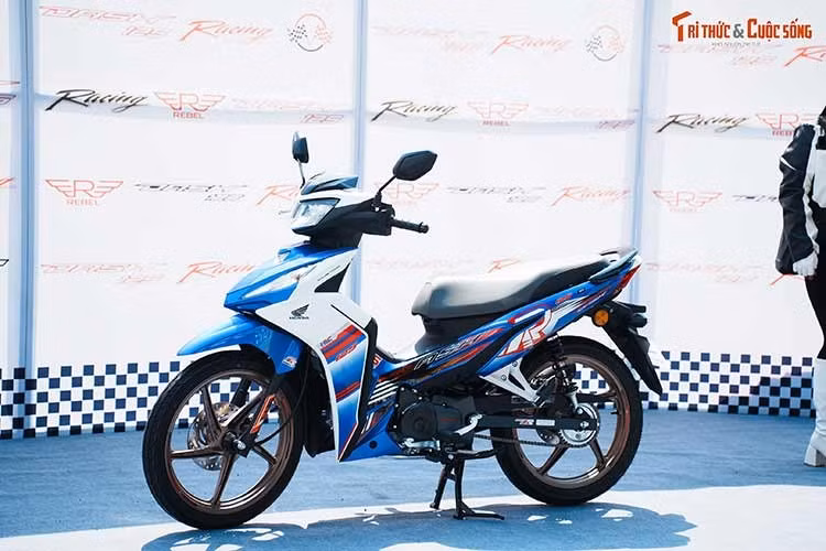 Honda Dash 125 2026 sở hữu thiết kế theo phong cách thể thao, mạnh mẽ tương tự "người anh em" Wave RSX tại Việt Nam, nhưng được định vị cùng phân khúc với Honda Future 125 FI, Honda Wave 125i. Khác với phong cách lịch lãm, thời trang như Future 125 FI hay Wave 125i; Honda Dash 125 sở hữu kiểu dáng thiết kế đậm chất thể thao và khí động học cao.