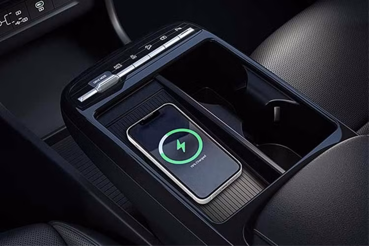 Bên cạnh đó, mẫu xe Hyundai Tucson Hybrid sẽ sử dụng hộp số tự động 6 cấp, kết hợp hệ dẫn động bốn bánh (AWD) và nhiều chế độ lái, phù hợp cho cả nhu cầu di chuyển trong đô thị lẫn hành trình đường dài.