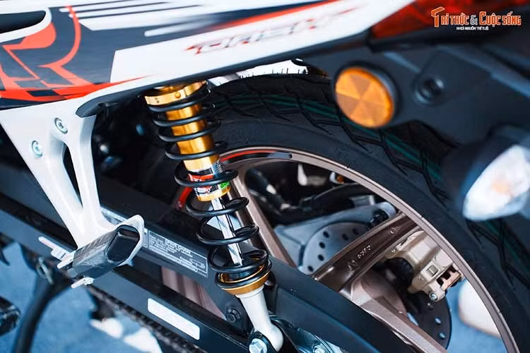 Mô-men xoắn cực đại 9,5 Nm tại 6.500 vòng/phút kết hợp hộp số 4 cấp. Như vậy, cùng sở hữu động cơ xăng 125cc nhưng động cơ trên Honda Dash 125 mạnh hơn 0,8 mã lực, lực kéo yếu hơn 0,7 Nm so với Honda Future 125 FI. Động cơ trên Honda Dash 125 2026 tiêu hao nhiên liệu khoảng 1,9 lít/100 km.