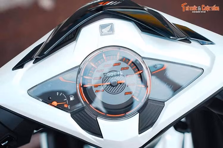 Honda Dash 125 2026 được trang bị cụm đèn xi-nhan bóng halogen cùng đèn định vị cho hiệu ứng ánh sáng vàng khi bật khoá, màn hình hiển thị thông tin gồm đồng hồ tốc độ analog kết hợp cụm đèn báo phân chia thành những khu vực chức năng nhìn rất trực quan. Dù vậy, Dash 125 chỉ được trang bị chìa khoá cơ, kết hợp nút đề khởi động và cần đạp chân.