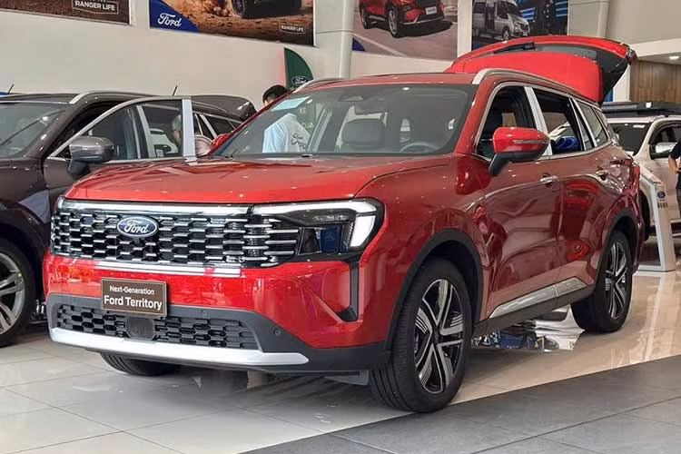 Ford Territory: 3.411 xe ﻿Kết thúc quý I/2026, Ford Territory ghi nhận doanh số đạt 3.411 xe bán ra. Với giá từ 739 triệu đến 875 triệu đồng, mẫu CUV này hướng đến nhóm khách hàng trẻ, đề cao thiết kế hiện đại và công nghệ. Sự tăng trưởng của Territory phản ánh xu hướng chuyển dịch từ sedan sang xe gầm cao trong đô thị.