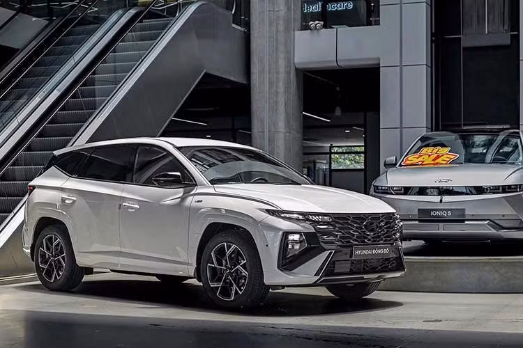 Nếu Tucson Hybrid được Hyundai Thành Công Việt Nam (HTV) mở bán ngay giữa năm nay, theo nhiều chuyên gia dư địa cạnh tranh cho mẫu xe Hàn Quốc vẫn rộng mở. Bởi nhìn chung, xe hybrid hiện vẫn là phân khúc còn tương đối mới tại Việt Nam. Mặc dù vậy, trong bối cảnh dung lượng còn hẹp, giá bán, cách định vị sản phẩm sẽ là những yếu tố then chốt.