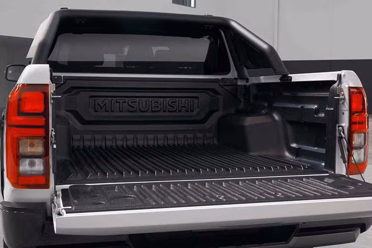 Tổng thể, mẫu xe này mang dáng vẻ hầm hố hơn Mitsubishi Triton tiêu chuẩn, nhưng vẫn chưa ấn tượng bằng phiên bản Savana giới hạn số lượng đã ra mắt tại thị trường Brazil trước đó với nhiều phụ kiện hơn. Bảng màu ngoại thất của xe gồm trắng White Diamond, đen Black Mica, bạc Blade Silver và xám Graphite Grey.