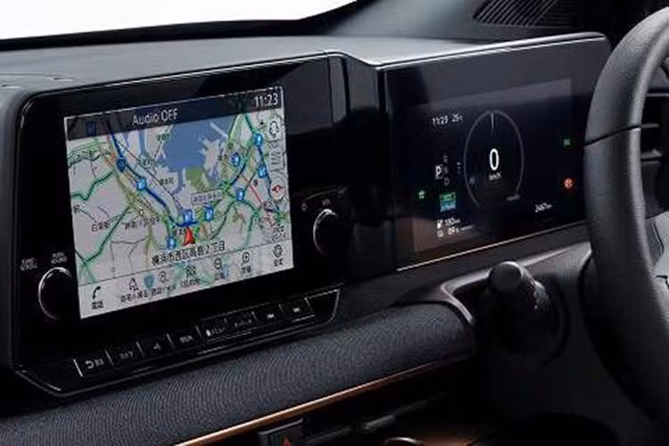 Ở thế hệ mới, xe sở hữu lớp sơn kết hợp với các điểm nhấn màu đồng và bạc, tạo nên hiệu ứng ba tông màu độc đáo. Bên trong xe, Nissan chỉ công bố một hình ảnh và có vẻ như không thay đổi nhiều so với trước. Nếu quan sát kỹ, có thể thấy mẫu xe đô thị cỡ nhỏ này có thêm một giá để cốc ở phía hành khách.