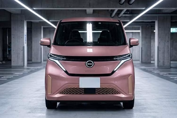 Nissan cho biết trong năm 2025, Sakura đã đạt doanh số 14.093 chiếc ở thị trường Nhật Bản. Các đối thủ cạnh tranh của xe bao gồm Mitsubishi eK X EV, Honda N-One e:, N-Van e: và BYD Racco sắp ra mắt.