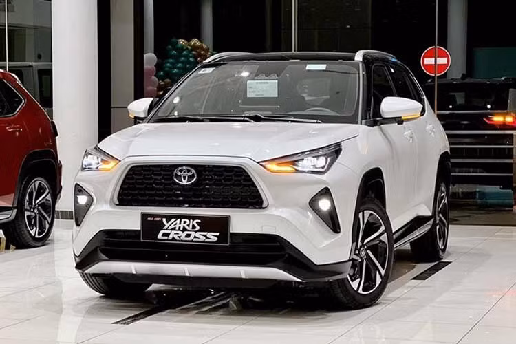 Toyota Yaris Cross: 4.166 xe ﻿Toyota Yaris Cross với doanh số 4.166 xe, xếp thứ ba toàn thị trường. Với giá bán từ 650 triệu đến 728 triệu đồng, mẫu SUV đô thị này hưởng lợi từ xu hướng chuyển dịch sang các dòng xe tiết kiệm nhiên liệu, bao gồm cả phiên bản hybrid. Sự xuất hiện của Yaris Cross trong nhóm dẫn đầu cho thấy người tiêu dùng đang dần quan tâm hơn tới công nghệ xanh, dù xe thuần xăng vẫn chiếm tỷ trọng lớn.