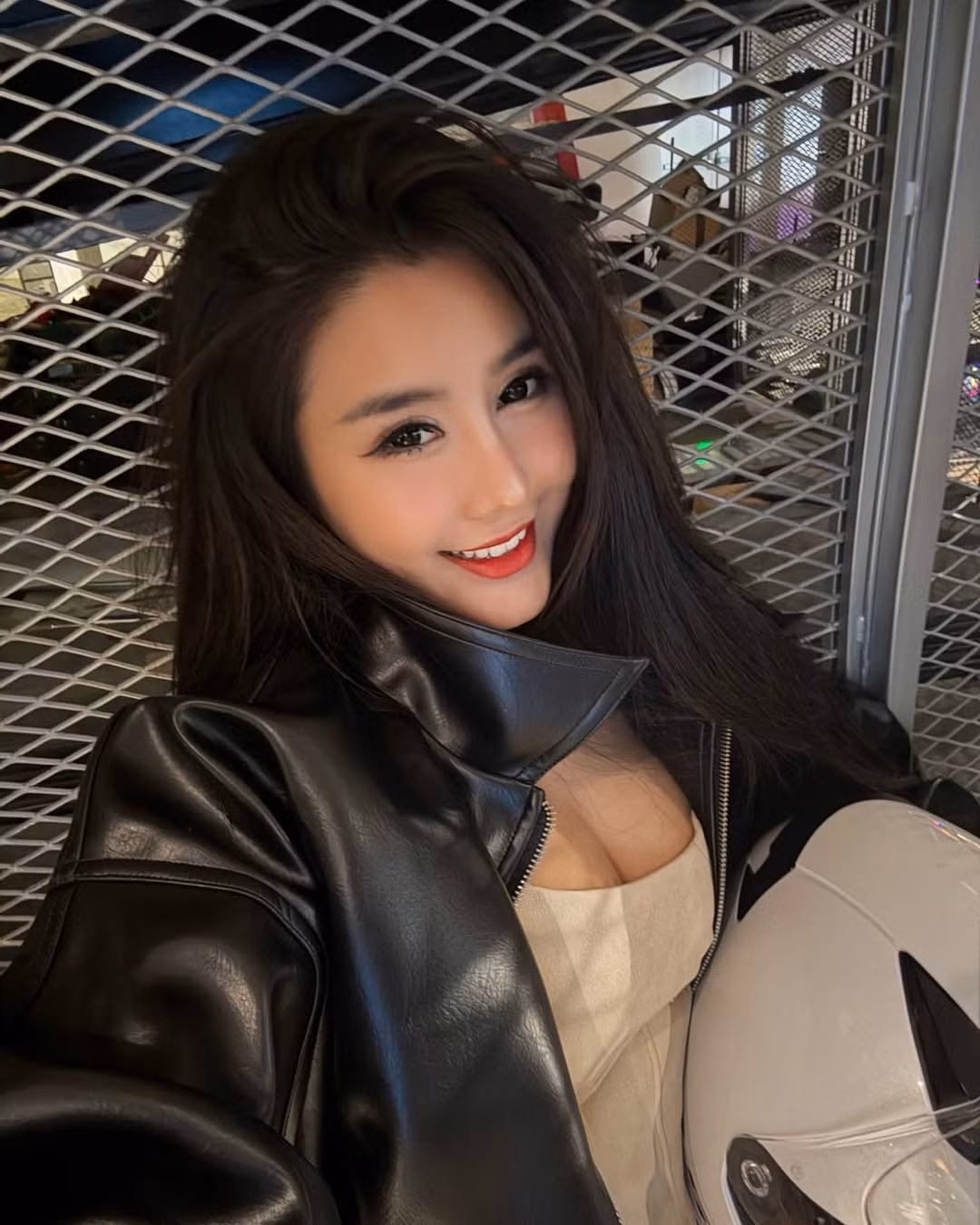 Những khoảnh khắc tạo dáng tự tin, ánh mắt sắc sảo và nụ cười rạng rỡ của Võ Ngọc Trân tại đường đua đã nhận về vô số lời khen ngợi.