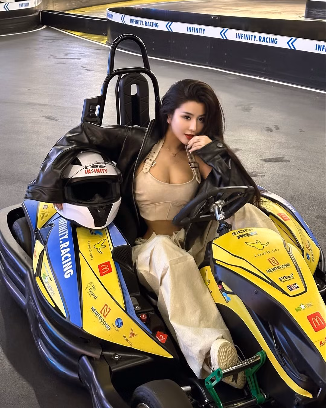 Loạt ảnh này không chỉ khẳng định nhan sắc "không góc chết" và vóc dáng chuẩn chỉnh của Võ Ngọc Trân mà còn cho thấy sự chủ động của cô trong việc làm mới hình ảnh bản thân.