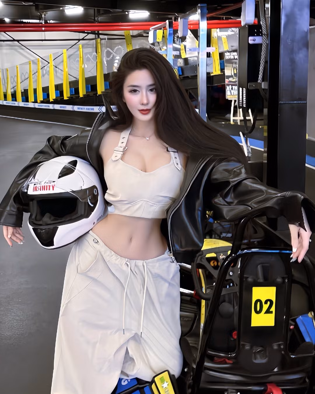 Không còn là hình ảnh dịu dàng thường thấy, hot girl Sài thành Võ Ngọc Trân "lột xác" hoàn toàn với phong cách cá tính, năng động, khoe trọn vóc dáng nóng bỏng và thần thái tự tin, mạnh mẽ trên đua go kart.