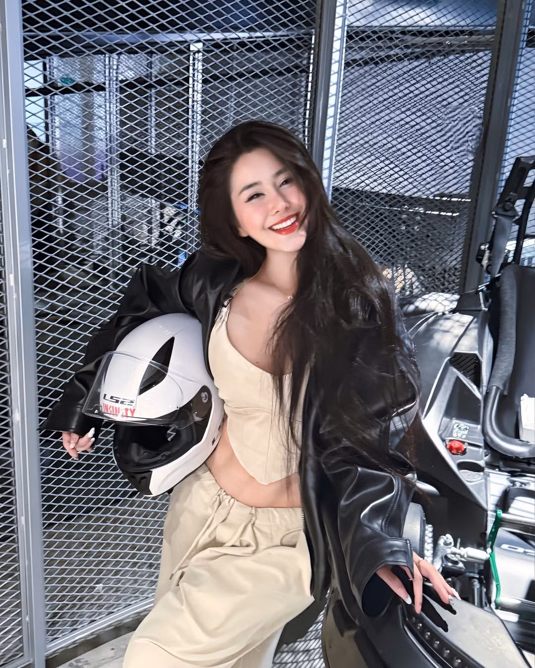 Set đồ gọn gàng, năng động cùng những chi tiết phá cách đã giúp Ngọc Trân hoàn toàn "nhập vai" một tay đua đầy nhiệt huyết, sẵn sàng chinh phục tốc độ.