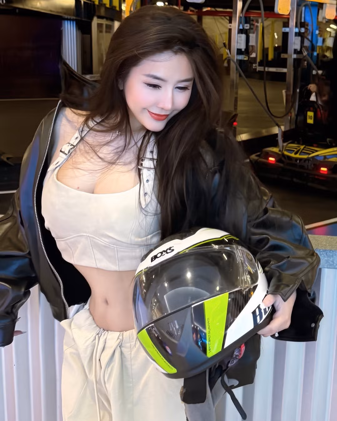 Đáng chú ý, nàng hot girl Sài thành còn kết hợp cùng những phụ kiện cool ngầu, tăng thêm vẻ bụi bặm và thời thượng cho tổng thể.