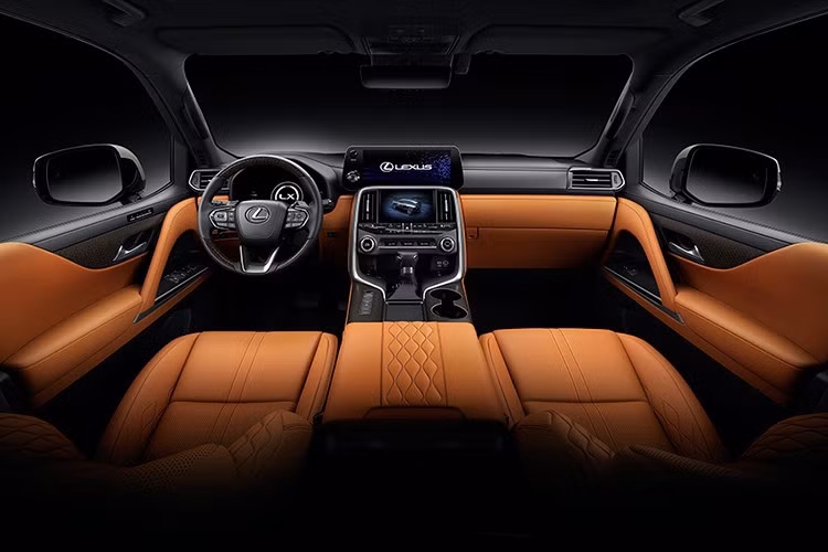 Không gian nội thất của LX 500d được thiết kế xa hoa và tiện nghi với ghế chỉnh điện 10 hướng, chức năng sưởi và làm mát cho hàng ghế trước và ghế sau. Phiên bản Premium có cấu hình 4 chỗ với hàng ghế thứ hai kiểu thương gia, trong khi bản F-Sport có cấu hình 7 chỗ.