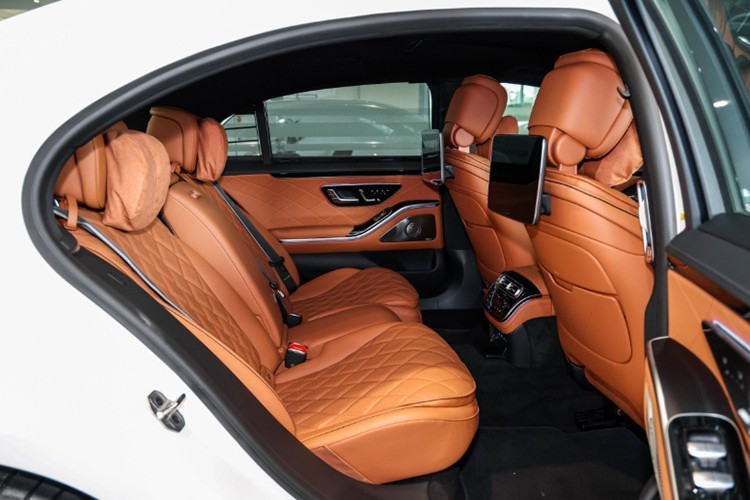 Danh sách các trang bị trên xe vẫn rất đầy đủ với cụm đồng hồ 12,3 inch dạng 3D, màn hình OLED 12,8 inch đặt dọc, sạc không dây trước – sau, kết nối Apple CarPlay/Android Auto không dây và âm thanh Burmester 3D 15 loa. Một điểm lạ là xe vẫn không có HUD, điều khá hiếm thấy trên một mẫu sedan đầu bảng.