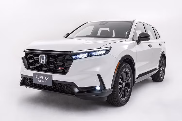 Honda CR-V 2026 nâng cấp vừa được ra mắt tại thị trường Thái Lan với nhiều nâng cấp đáng chú ý. Điểm đặc biệt: toàn bộ cấu hình sử dụng hệ truyền động hybrid e:HEV, động cơ xăng 1.5 Turbo và tùy chọn 7 chỗ đã bị loại bỏ, thay vào đó là bản 5 chỗ với lựa chọn dẫn động cầu trước hoặc 4 bánh toàn thời gian.