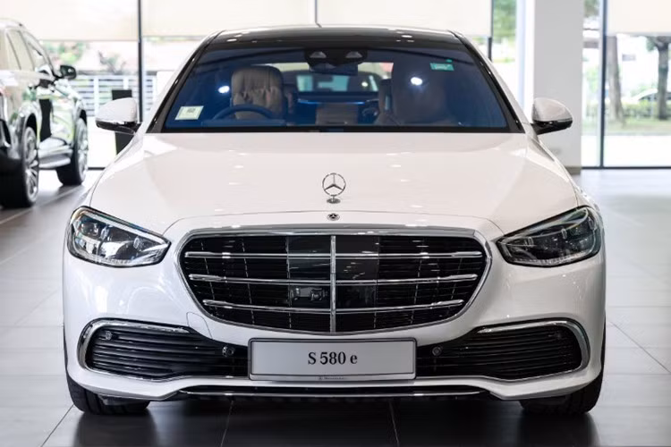 Ngoại thất của xe nhìn chung không thay đổi nhiều, xe vẫn tiếp tục duy trì chất tối giản đi kèm loạt trang bị cao cấp như đèn Digital Light, tay nắm cửa pop-out dạng thò thụt, cửa hít và cửa sổ trời toàn cảnh.