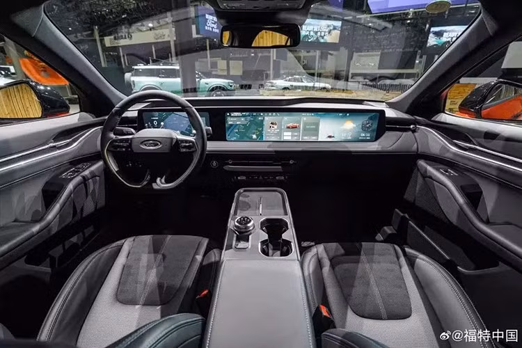 Bên trong xe là không gian nội thất rộng rãi với thiết kế tổng thể gần như giữ nguyên. Xe được trang bị bảng đồng hồ kỹ thuật số 12,3 inch và màn hình thông tin giải trí 27 inch trải dài trên mặt táp-lô. Tuy nhiên, khoang lái nay sử dụng thế hệ tiếp theo của hệ điều hành SYNC+ và được trang bị chip Snapdragon 8155 hiện đại hơn.