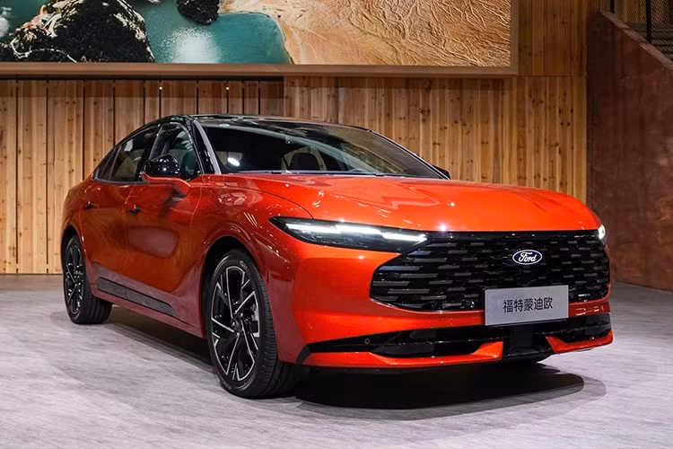 Tại triển lãm Ô tô Quảng Châu 2025 diễn ra tại Trung Quốc, hãng Ford đã chính thức vén màn phiên bản nâng cấp giữa vòng đời của dòng xe Mondeo 2026. Ở phiên bản mới, xe sở hữu thiết kế sắc nét hơn, phần mềm mới và động cơ mạnh hơn đôi chút. Những nâng cấp này cũng sẽ xuất hiện trên mẫu Ford Taurus dành cho thị trường Trung Đông.