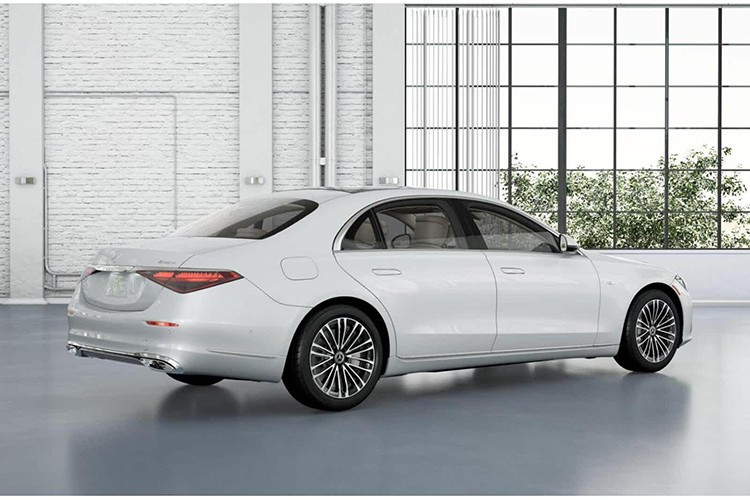 S580e 2026 được hỗ trợ sạc nhanh DC tối đa 60 kW, cho phép nạp đầy bộ pin 28,6 kWh chỉ trong khoảng 30 phút. Với sạc AC 11 kW, xe cần khoảng 2–2,5 giờ để đạt 80% pin. Phạm vi di chuyển thuần điện vẫn giữ ở mức 100 km WLTP.