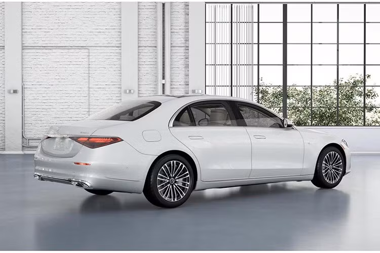 S580e 2026 được hỗ trợ sạc nhanh DC tối đa 60 kW, cho phép nạp đầy bộ pin 28,6 kWh chỉ trong khoảng 30 phút. Với sạc AC 11 kW, xe cần khoảng 2–2,5 giờ để đạt 80% pin. Phạm vi di chuyển thuần điện vẫn giữ ở mức 100 km WLTP.