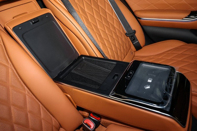 Ở khoang thương gia phía sau, khách hàng được trang bị ghế Executive có ottoman, có chức năng massage mở rộng xuống bắp chân, màn hình giải trí kép 11,6 inch, tai nghe không dây cùng một tablet điều khiển 7,4 inch. Rèm che nắng điện, đèn nền chủ động và cửa khoang hành lý vận hành điện tiếp tục được giữ lại.