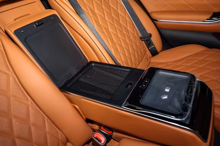 Ở khoang thương gia phía sau, khách hàng được trang bị ghế Executive có ottoman, có chức năng massage mở rộng xuống bắp chân, màn hình giải trí kép 11,6 inch, tai nghe không dây cùng một tablet điều khiển 7,4 inch. Rèm che nắng điện, đèn nền chủ động và cửa khoang hành lý vận hành điện tiếp tục được giữ lại.