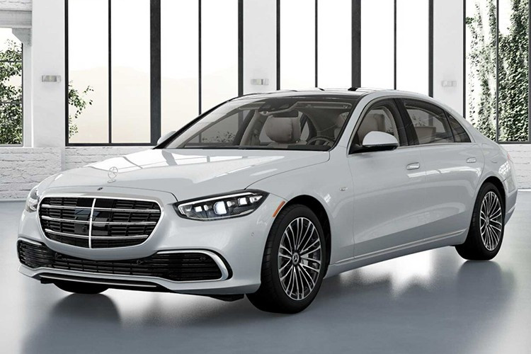 Cung cấp sức mạnh cho xe là hệ truyền động PHEV với sự kết hợp của động cơ xăng 3.0L I6 tăng áp với mô-tơ điện cho tổng công suất 510 mã lực và 750 Nm mô men xoắn. Hệ truyền động này đi cùng hộp số 9G-Tronic và treo khí nén Airmatic. Tính năng đánh lái bánh sau được bổ sung, nhưng góc đánh lái dừng lại ở mức 4,5 độ – thấp hơn bản cao cấp nhất.