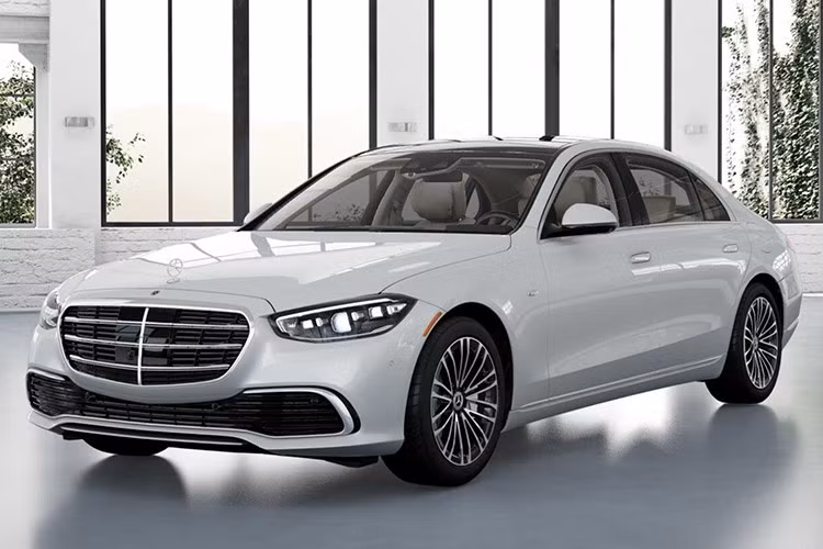 Cung cấp sức mạnh cho xe là hệ truyền động PHEV với sự kết hợp của động cơ xăng 3.0L I6 tăng áp với mô-tơ điện cho tổng công suất 510 mã lực và 750 Nm mô men xoắn. Hệ truyền động này đi cùng hộp số 9G-Tronic và treo khí nén Airmatic. Tính năng đánh lái bánh sau được bổ sung, nhưng góc đánh lái dừng lại ở mức 4,5 độ – thấp hơn bản cao cấp nhất.