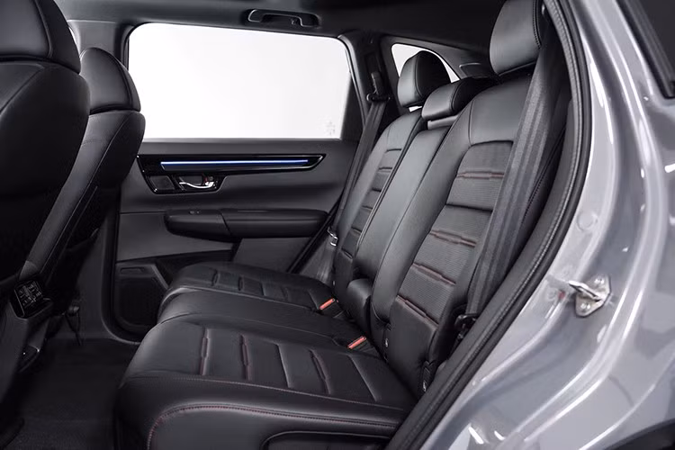 Hộp số e-CVT, tiêu hao nhiên liệu trung bình khoảng 19.6 km/l (bản e:HEV RS 2WD). CR‑V hoạt động linh hoạt với các chế độ lái: Engine Drive, Hybrid Drive và EV Drive Mode — cho phép chạy hoàn toàn bằng điện ở tốc độ thấp nếu pin đủ.