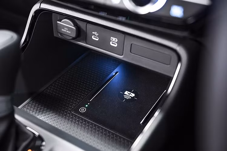 Hệ truyền động hybrid gồm động cơ xăng 2.0L Atkinson kết hợp với hai mô-tơ điện, cho tổng công suất 207 mã lực và mô-men xoắn 335 Nm. Có hai lựa chọn: cầu trước (2WD) hoặc hệ dẫn động 4 bánh toàn thời gian Real-Time AWD với hệ thống điều khiển thông minh E-DPS.