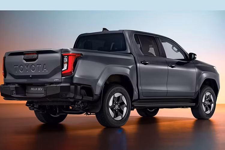 Hilux BEV là bước đi thận trọng nhưng chiến lược của Toyota trong quá trình chuyển mình sang xe điện. Thay vì nhắm đến thị trường tiêu dùng đại chúng, mẫu bán tải điện này sẽ tập trung giải quyết nhu cầu chuyên biệt – nơi hiệu suất không phát thải và tính kinh tế vận hành là yếu tố then chốt.