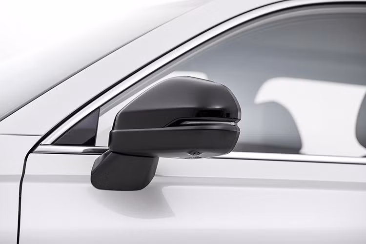 Phiên bản RS nổi bật với phong cách thiết kế thể thao: cản trước – sau sơn đen, viền sườn đen, mâm đen, nội thất phối đen‑đỏ, vô lăng thể thao, logo RS, và các chi tiết trang trí nhôm đen. Các trang bị như đèn LED, đèn sương mù, cản hầm hố… góp phần tạo nên diện mạo hiện đại, cá tính hơn cho CR‑V.