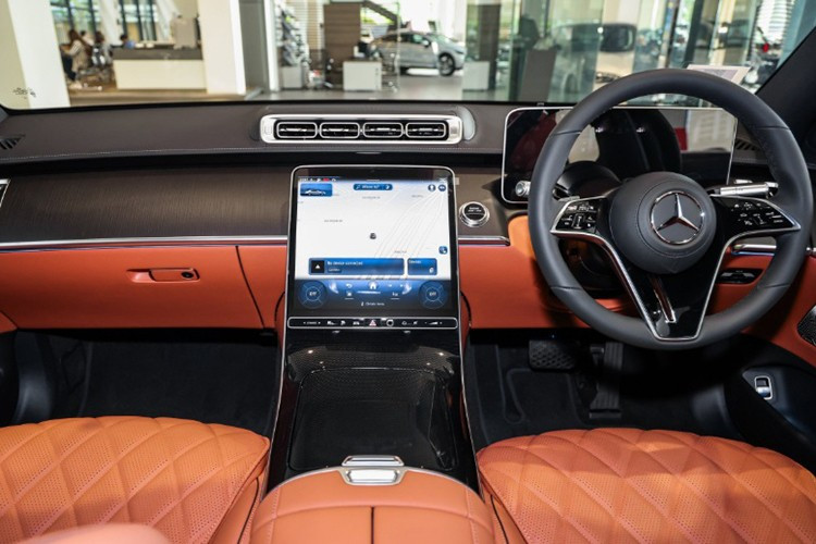 Khoang cabin của S580e 2026 được tinh chỉnh nhằm nâng cao trải nghiệm vận hành hằng ngày. Trung tâm bảng điều khiển được hoàn thiện với chất liệu crystalline-look thay thế piano black, giúp giảm dấu vân tay. Một nâng cấp đáng chú ý khác là hàng ghế trước nay đã có thông gió, tương xứng với ghế sau.